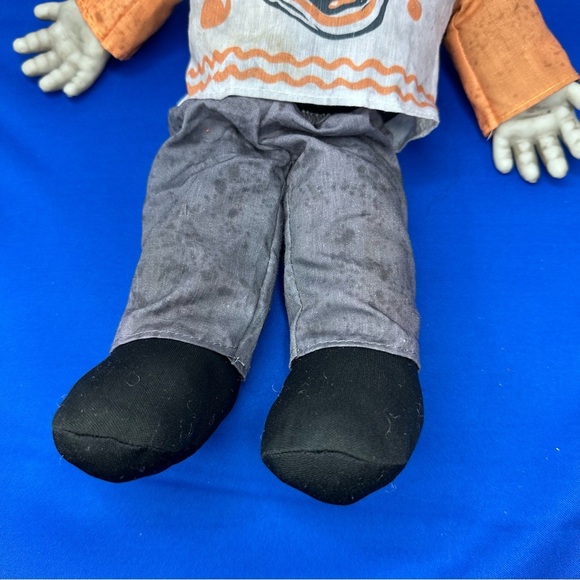 Spirit Halloween Vintage Clown Doll - Speaking Motion Sensor - Picture 4 of 7